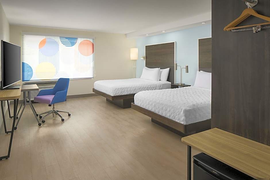 Foto 1 daripada 8 — 2 Queen Beds, Mobility Accessible, Roll in Shower