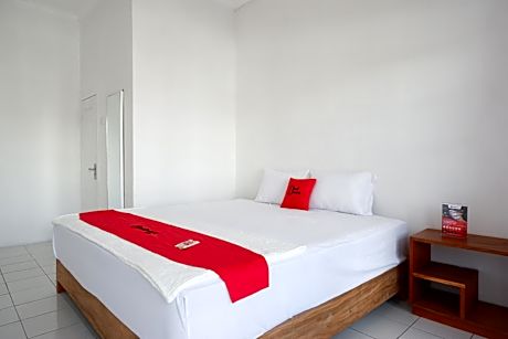 RedDoorz Plus near UMS Solo