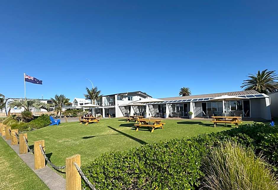 Baileys At The Beach Motel