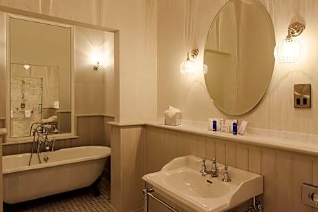 Superior Triple Room Garden Wing (1 Queen Bed)