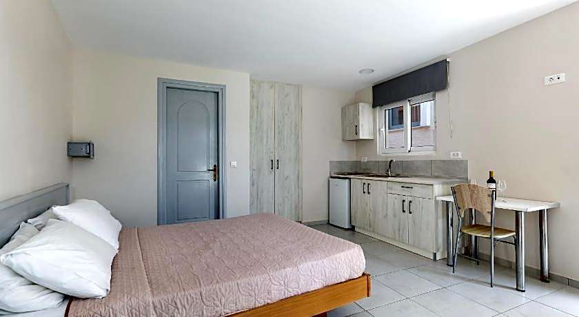 Anixis Hotel & Apartments