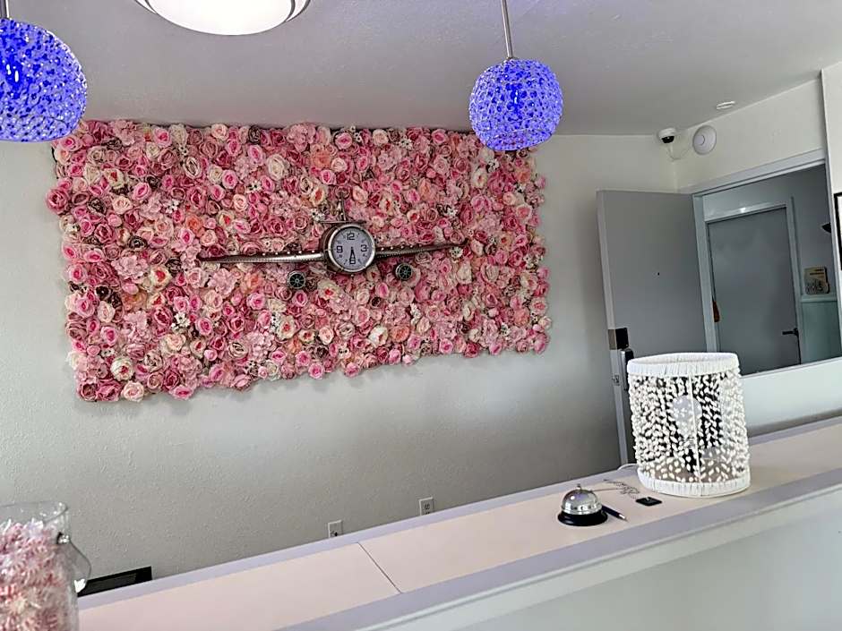 New 2025-Ocean Sands Beach Boutique Inn-Sauna and Salt-Mineral Pool -Free Beach Bikes and Famous Beach-Nightly Popcorn-Bathrobes and Sunscreen in all rooms-Ultra Sparkling-Free Laundry-4 Grand Presidential Black Beds in all rooms-Savings#252-242-SAND