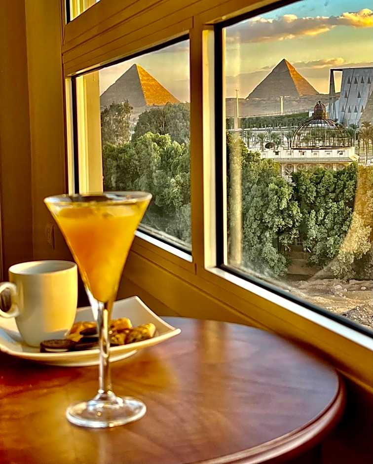 New Museum, Pyramids inn