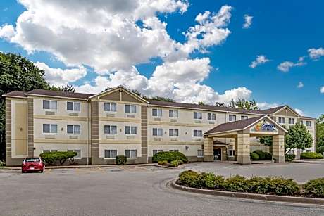 Comfort Inn & Suites East Moline near I-80
