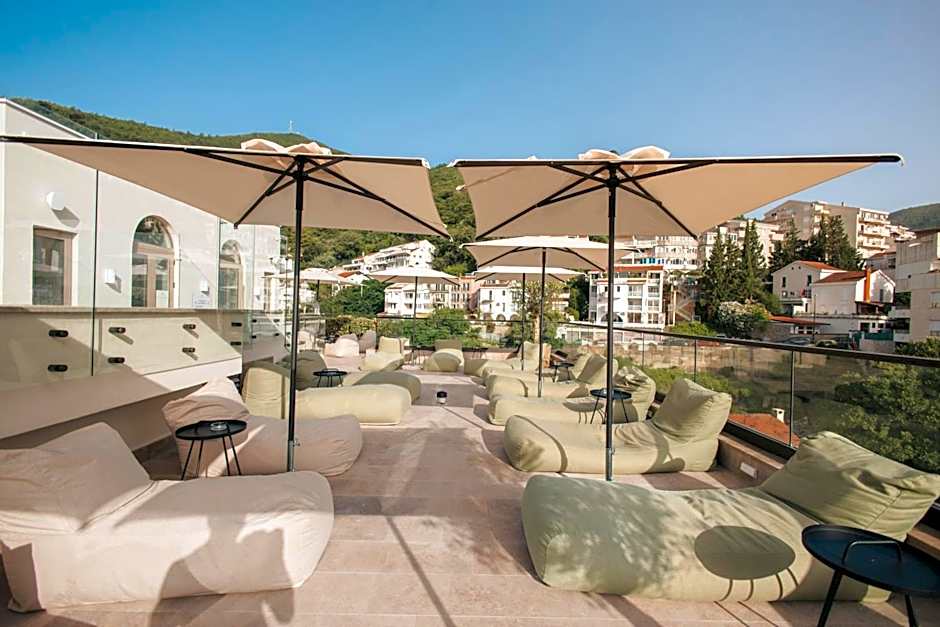 Infinity Hotel & More