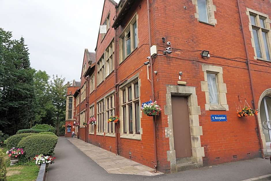 Broadfield Park Hotel by Belvilla