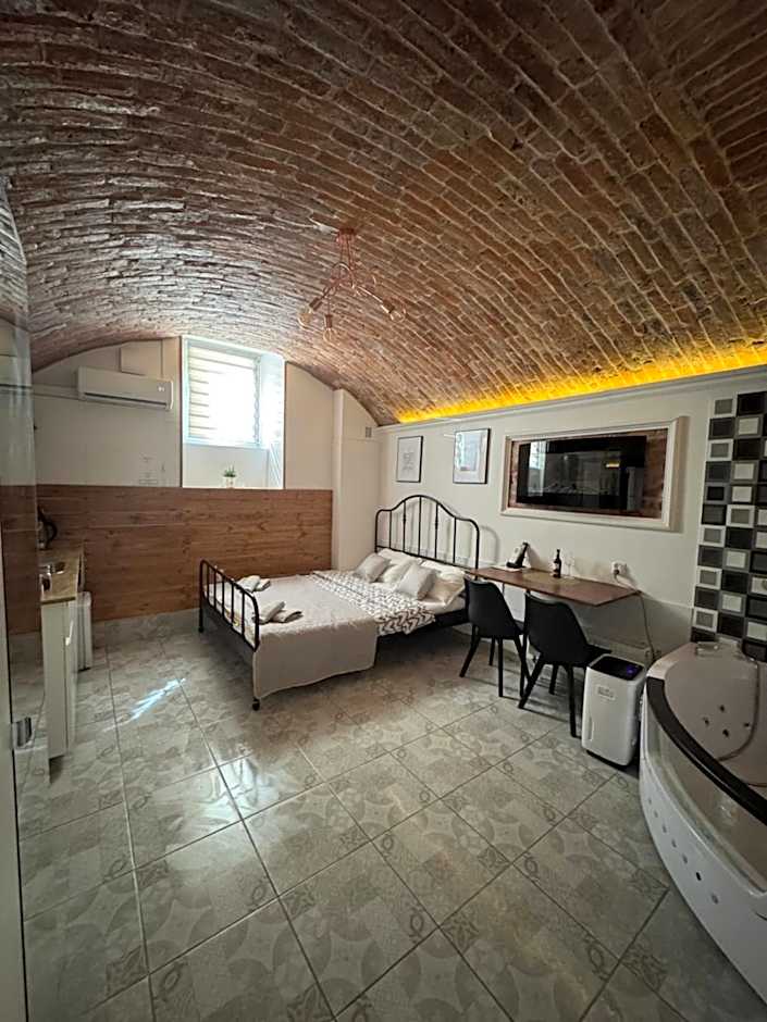 UNDERGROUND Jacuzzi Rooms