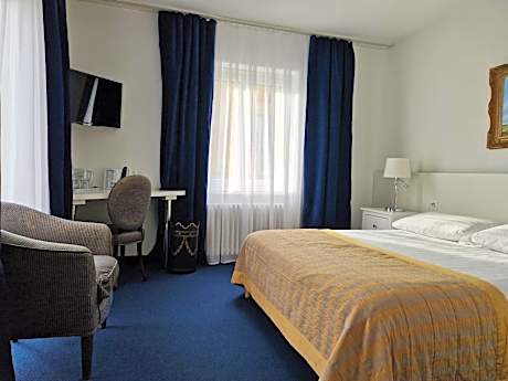 Queen Superior City Side