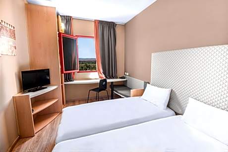 Standard Twin Room with Mountain View