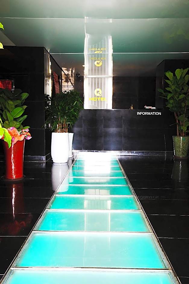 Q Hotel