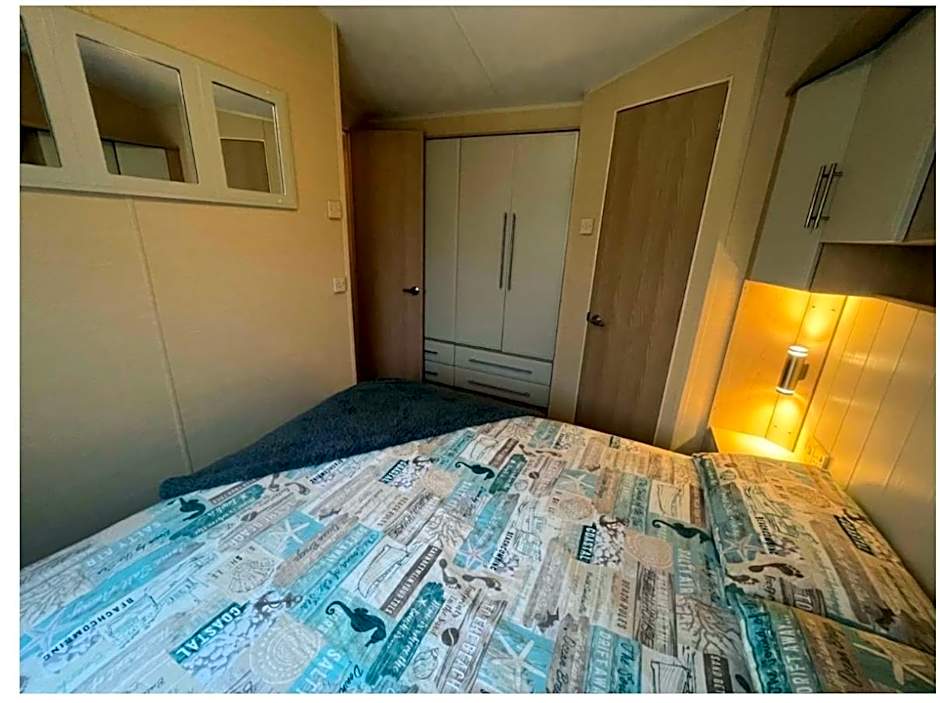 Spacious & welcoming 6th Berth Caravan California Cliffs Holiday Park, Norfolk Coast