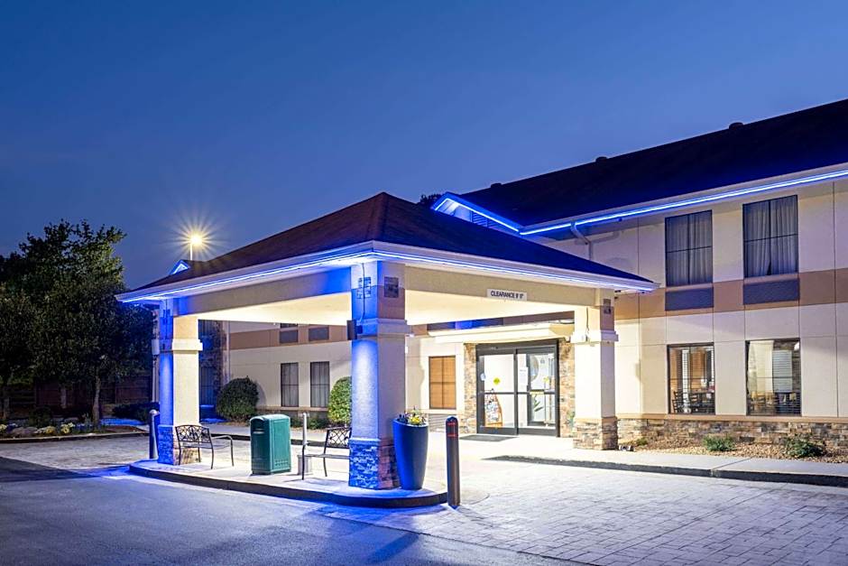 Days Inn & Suites by Wyndham Commerce