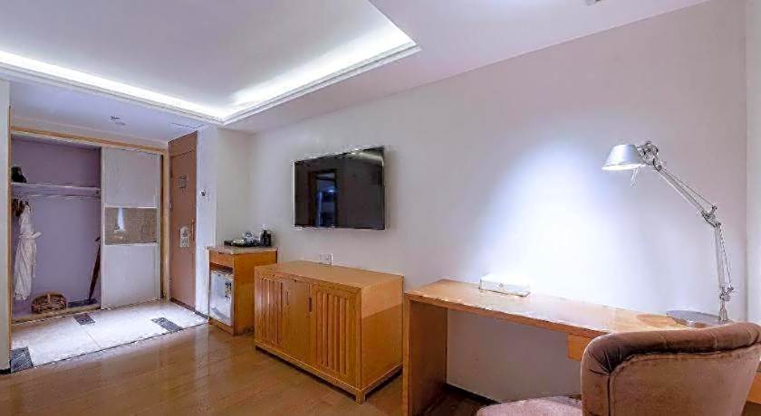 Zhongshan Louis Hotel
