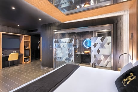 Luxury Suite with Hot Tub