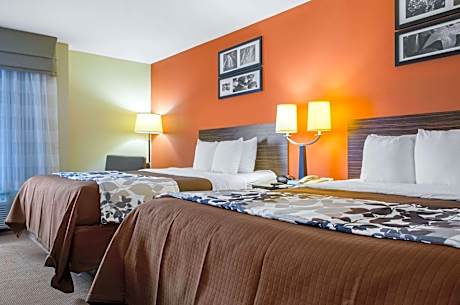 2 Queen Beds Mobility Accessible With Bathtub