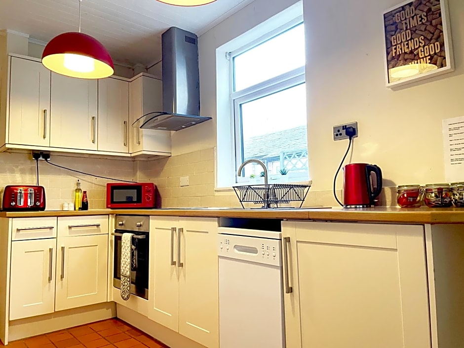 Riverside Lodge - Quaint Victorian Home By The River