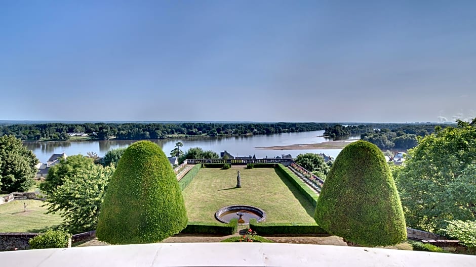 Le Chateau de Candes, sa Tour et ses Suites.