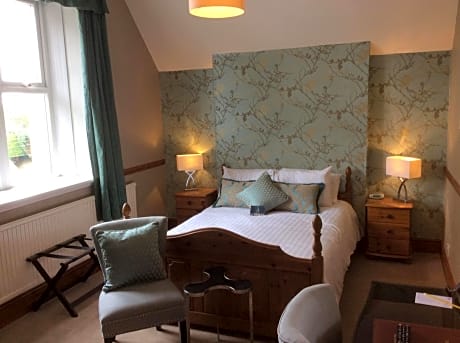 Superior Queen Room with Queen Bed - Non-Smoking