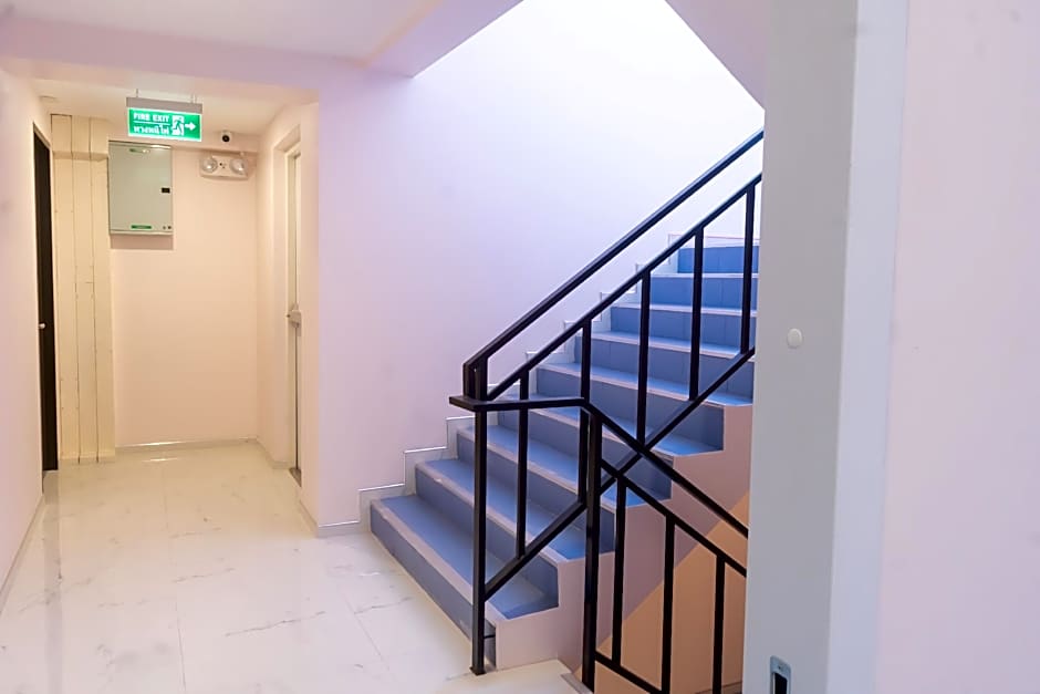 Spark Hotel - MRT Queen Sirikit