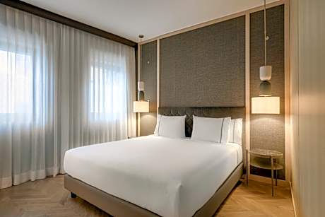 Standard King Room with Skyline View