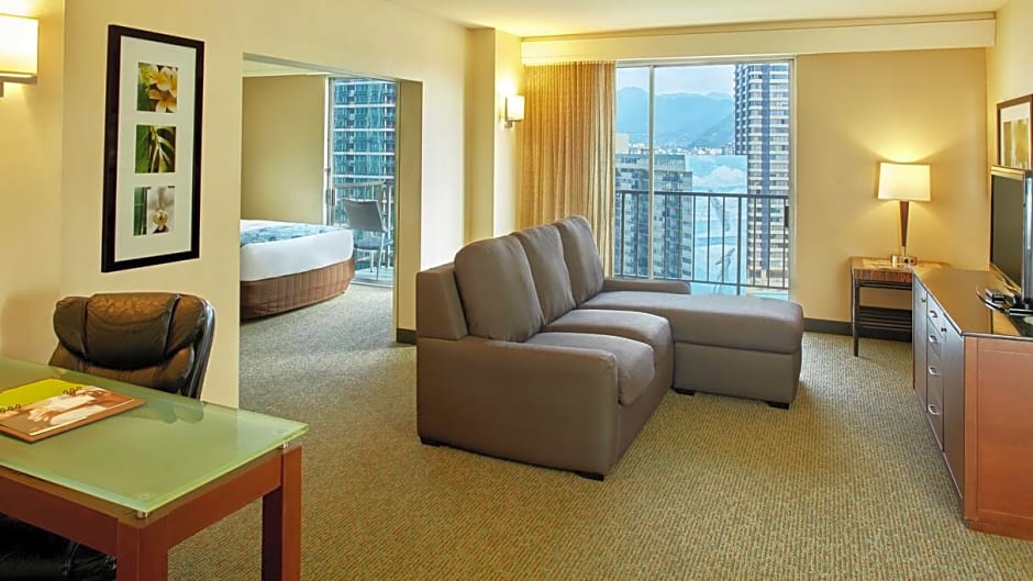 DoubleTree by Hilton Alana Waikiki Beach