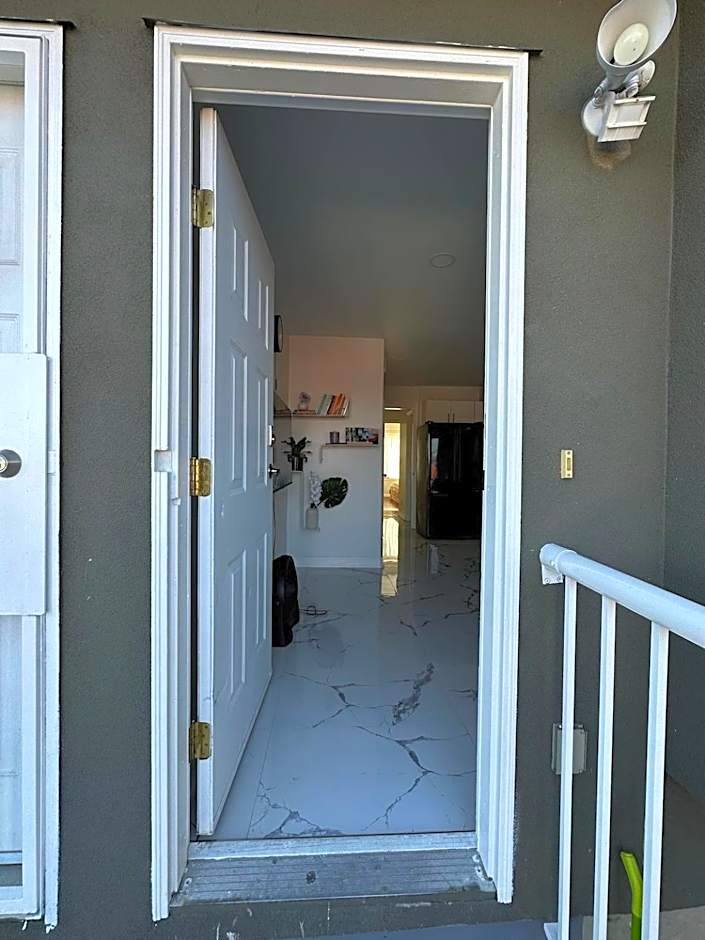 2BR 1BA Guest Suite with King Bed - Free Parking - Renfrew Station - Central Location