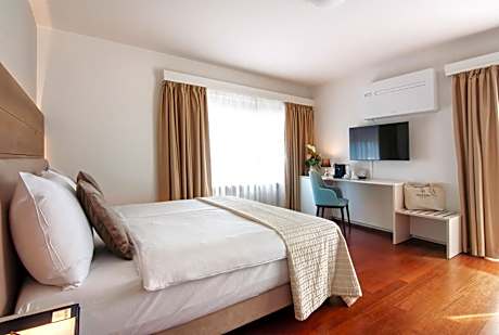 Deluxe Double Room with Balcony and Lake View