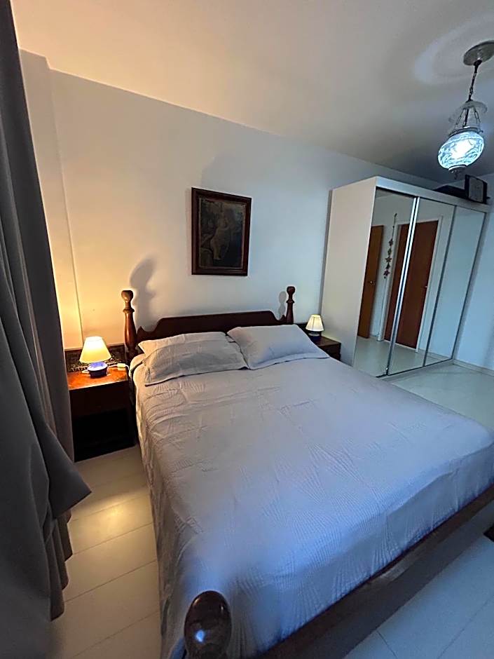 Refúgio praiano: Apto reformado a 100m da praia