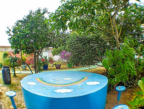 Casa com 4 suítes, cozinha, churrasqueira e praia