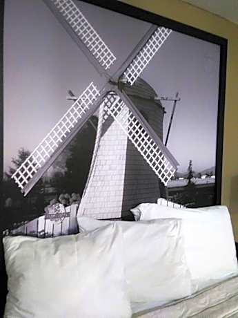 Deluxe One-Bedroom Queen Suite - Non-Smoking