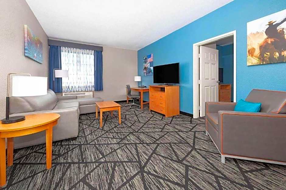 La Quinta Inn & Suites by Wyndham Alvarado