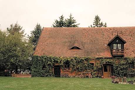 Apartament w Zabytkowej Stajni nad Jeziorem z Dostępem do Parku i Sąsiedztwem XIX wiecznego Dworku Modrzewiowego