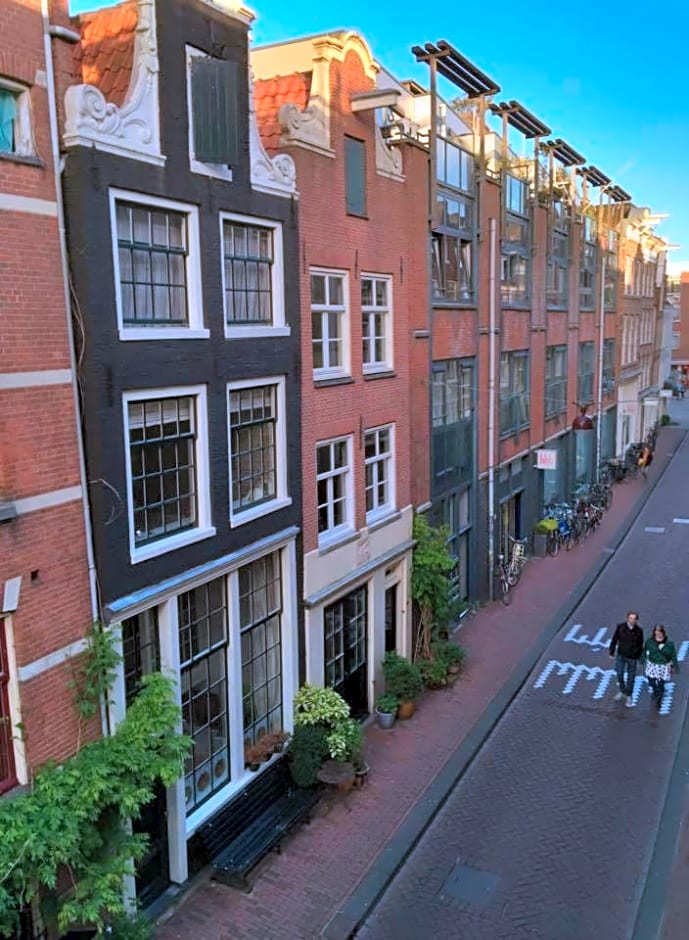 Jordaan Suite bed and bubbles