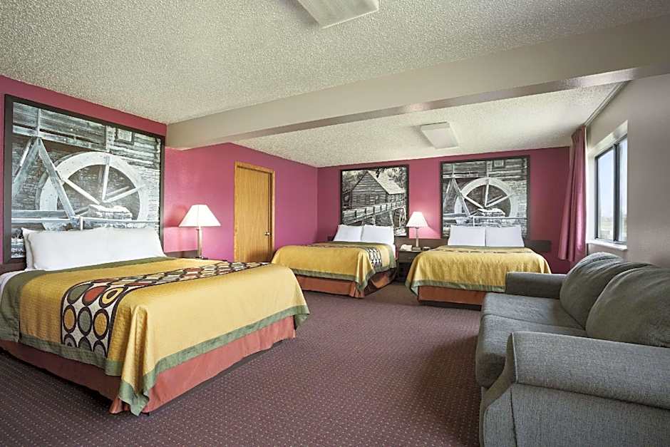 Photo 1 of 1 of 3 Queen Beds, Smoking