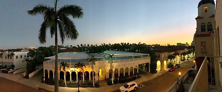Palm Beach Historic Hotel with Juliette Balconies! 2 blocks from beach!