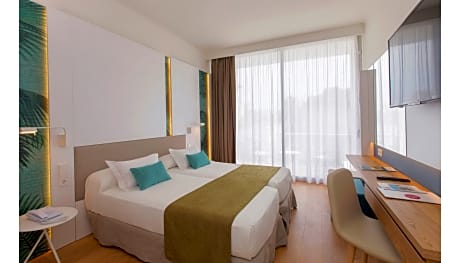 DOUBLE OR TWIN WITH BALCONY HIGH FLOOR