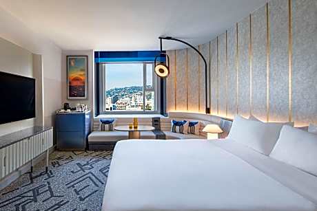 Luxe Level Superior, Guest room, 1 King, City view