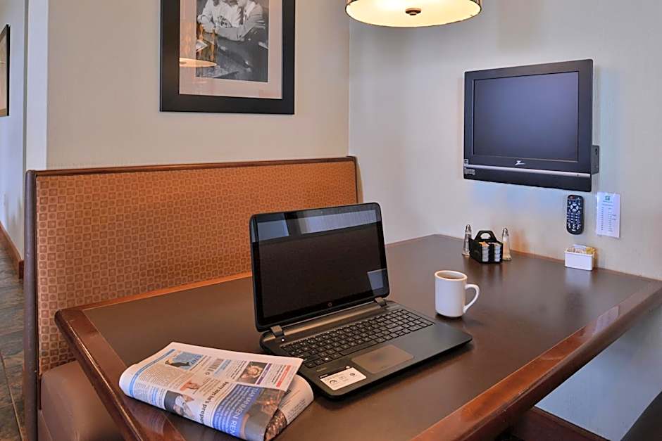 Holiday Inn Madison at The American Center By IHG