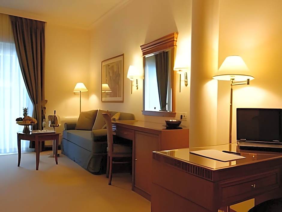 Athens Atrium Hotel & Jacuzzi Suites