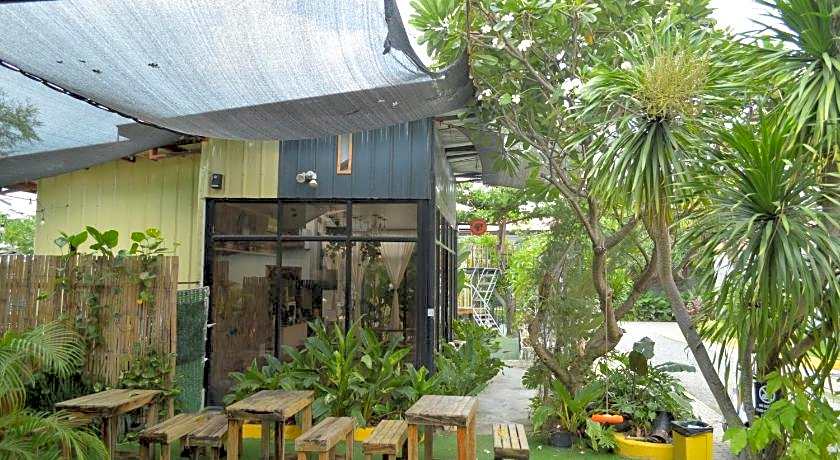 Manora Apartments and Guest House