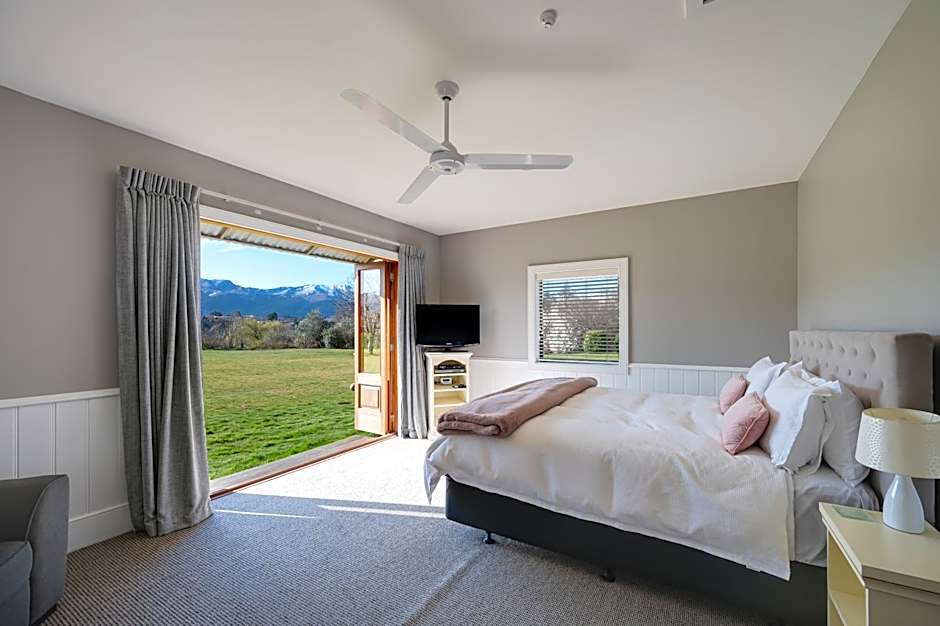 Manata Homestead & Lodge