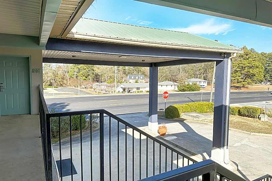 Garden Inn & Suites