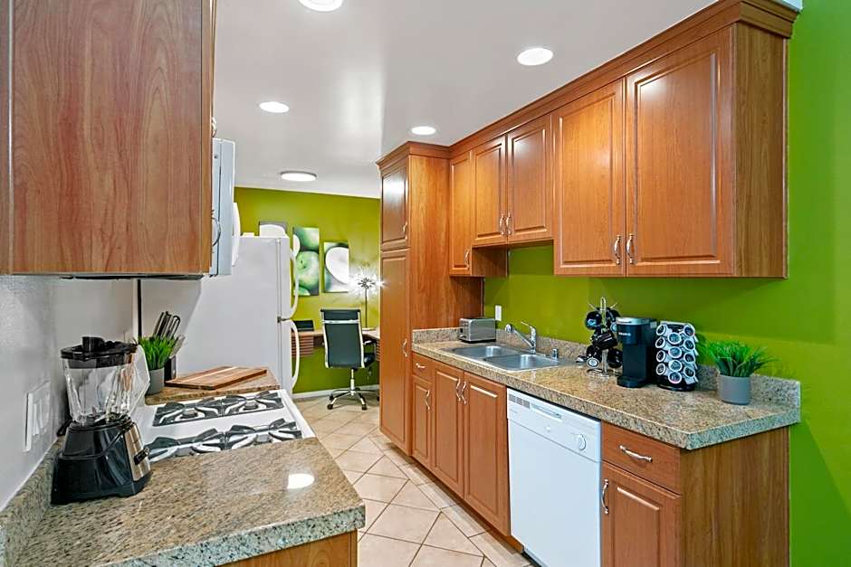 Beverly Hills Gem 1 BR Apt with Parking 218