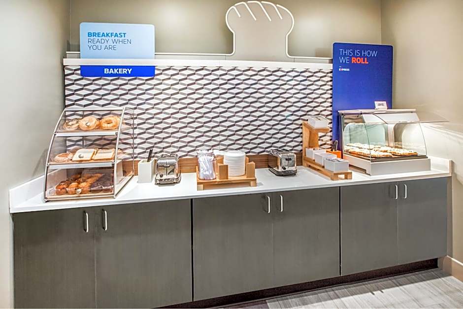 Holiday Inn Express & Suites Jacksonville - Town Center By IHG