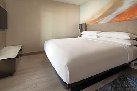 1 Bedroom Suite, 1 King, Sofa bed, High floor, Balcony