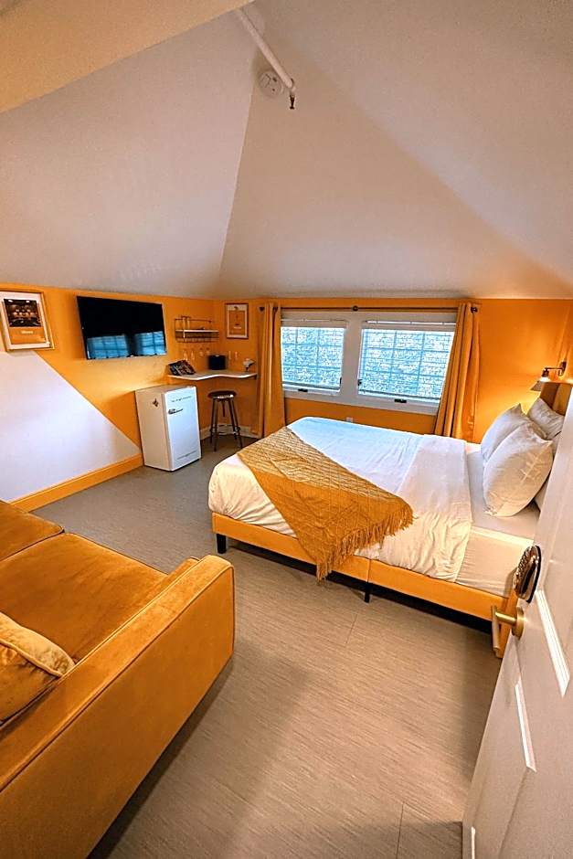 Peninsula Bed & Cocktails