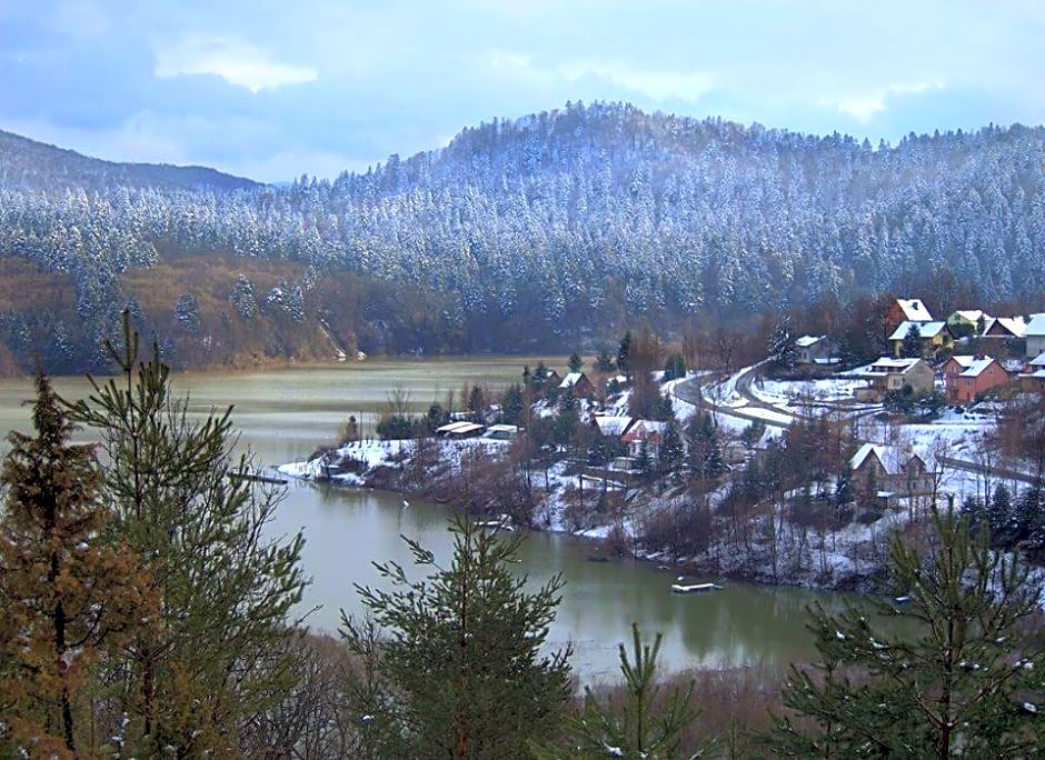 Domki nad rozlewiskiem