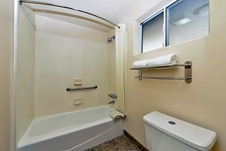Accessible - 1 Queen, Mobility Accessible, Communication Assistance, Bathtub, Non-Smoking, Full Brea