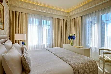 Sea View Deluxe Corner Suite with King Bed