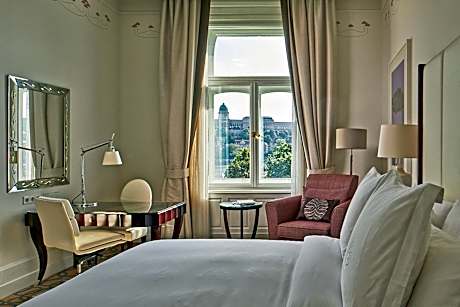 DANUBE RIVER VIEW ROOM KING BED